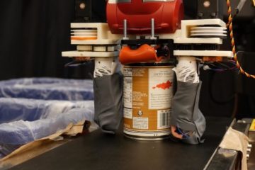 Robot identifies Recycling with a squeeze