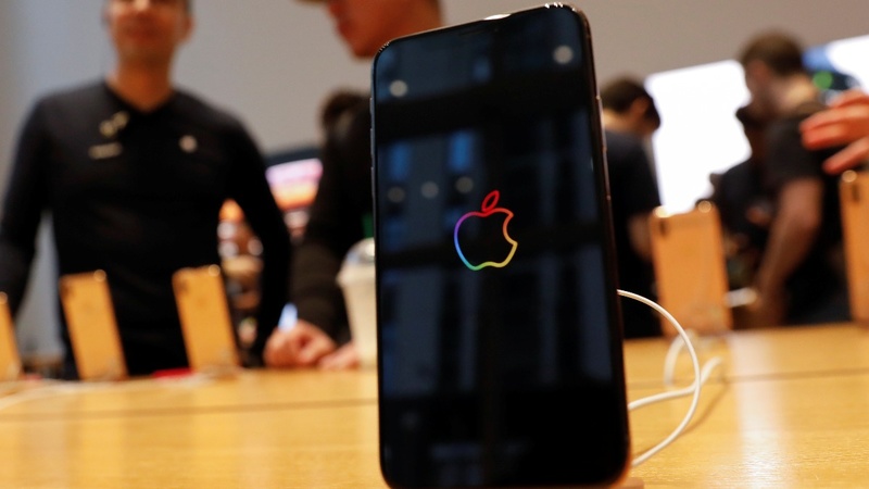 Apple rallies despite historic iPhone sales drop