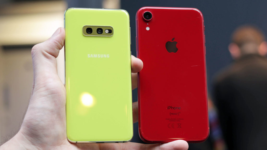 iPhone XR vs. Galaxy S10E